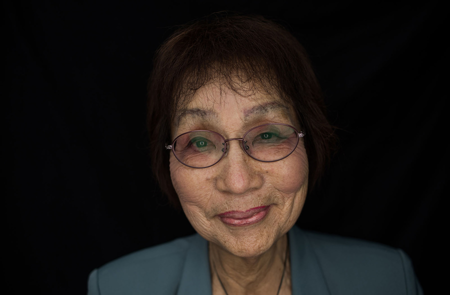Емико Окада (Emiko Okada), 79 лет, пережила атомную бомбардировку Хиросимы. Окада была рядом с эпицентром взрыва (около 2.8 км) и получил серьезные травмы в результате взрыва в 1945 году, её сестра умерла.
