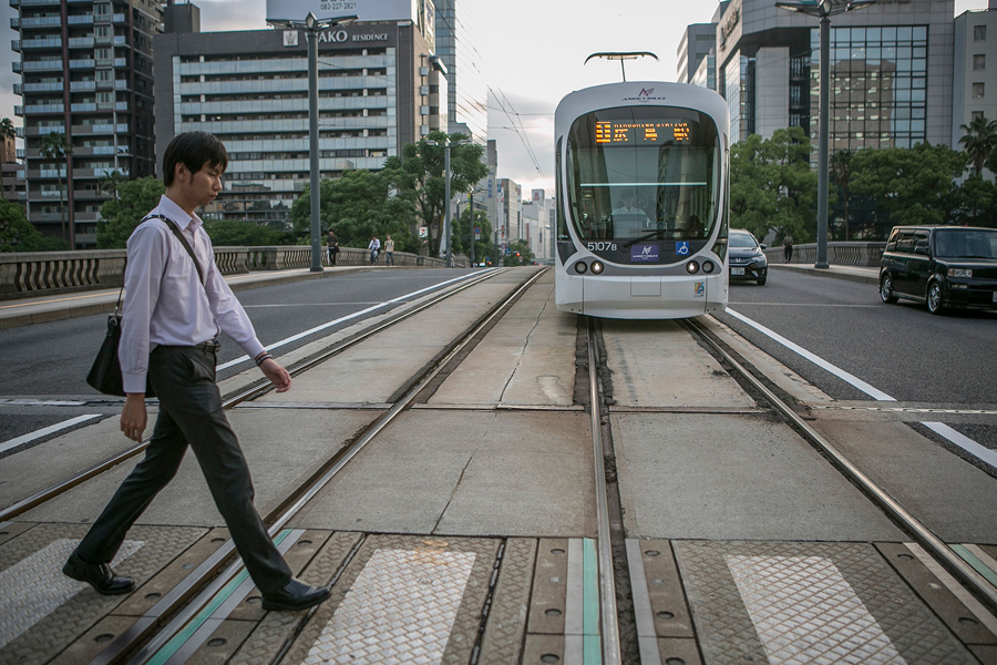 Парень переходит железнодорожные пути в Хиросиме, 26 мая 2016 года.
