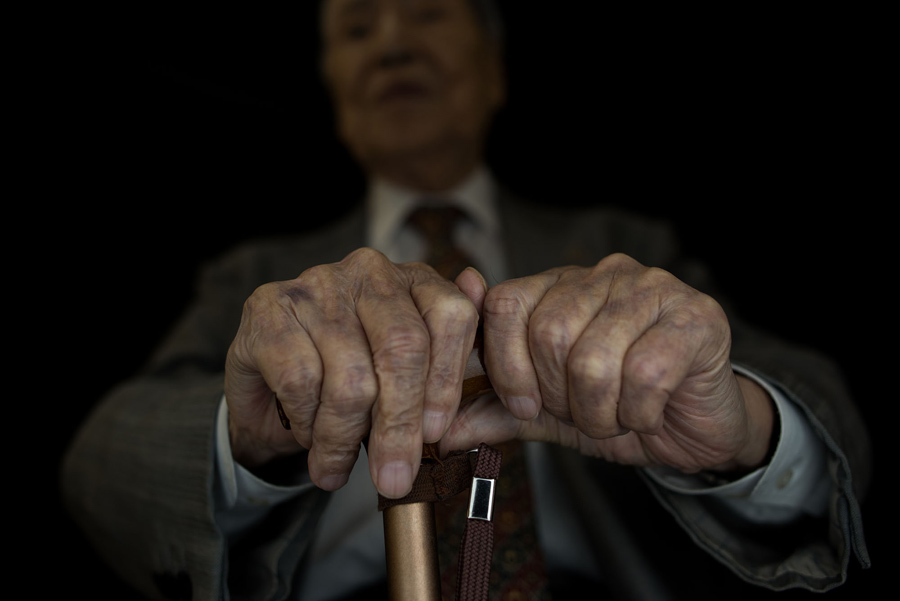 Руки Сунао Цубои (Sunao Tsuboi), пережившего атомную бомбардировку Хиросимы и является антиядерным и антивоенным активистом, 26 мая 2016 года. Цубои шел в университет, когда взорвалась бомба над Хиросимой, во вспышке ослепительного света и сильного жара, 6 августа 1945 года.