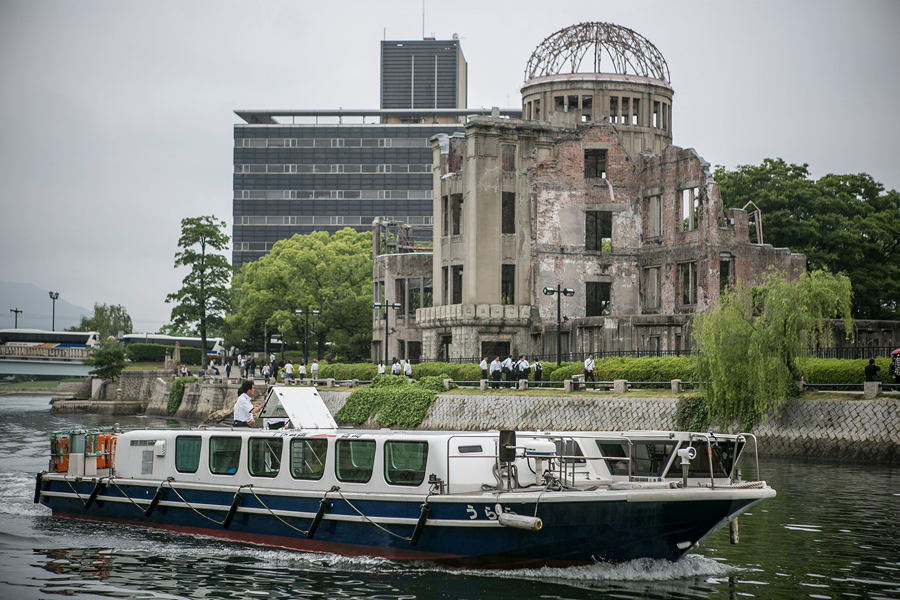Круизный катер перед разрушенным куполом в Хиросиме, 26 мая 2016 года.