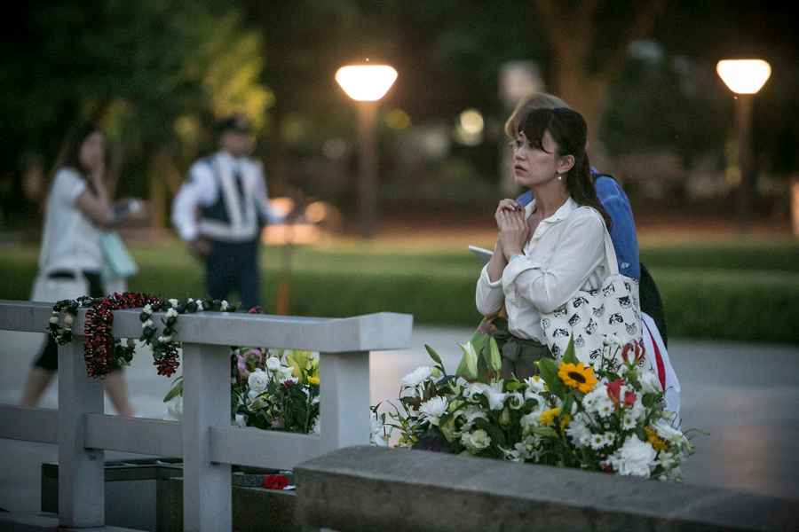 Женщина чтит память погибшим в мемориальном парке, 26 мая 2016 года в Хиросиме.
