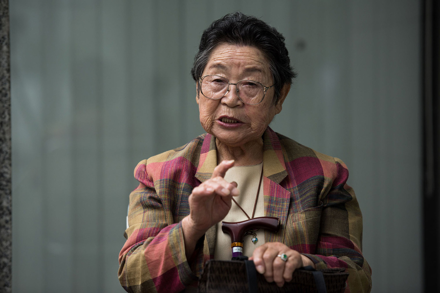 Парк Нам-Чжу (Park Nam-Joo), 83 года, этническая кореянка пережившая атомную бомбардировку Хиросимы. Женщина страдала от рака кожи и груди после тяжелого воздействия радиации. В мемориальном парке Хиросимы, 25 мая 2016 года. Примерно 20.000 корейцев были среди погибших в Хиросиме и приходится более 10 процентов от общего числа людей.