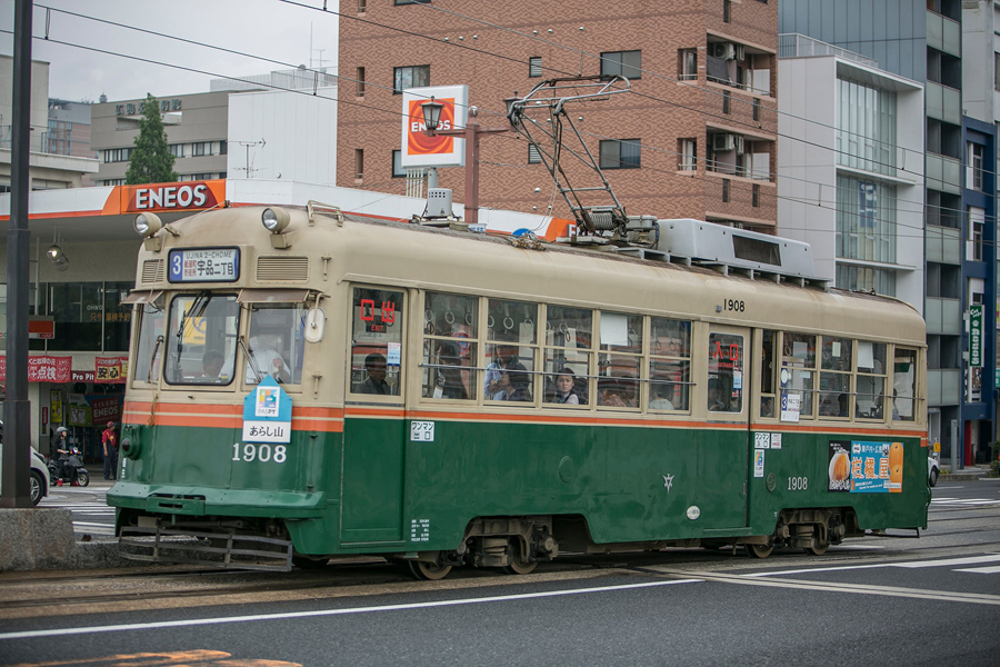 Люди едут на трамвае в городе Хиросима, 26 мая 2016 года.