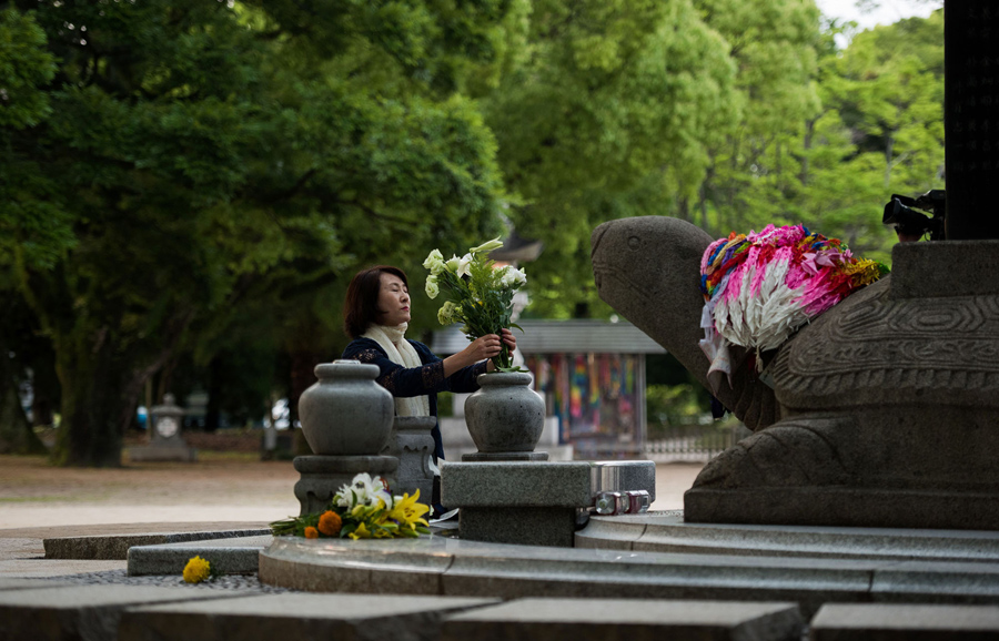 Женщина ставит цветы на памятник в память корейских жертв атомной бомбы в мемориальном парке Хиросимы, 26 мая 2016 года.