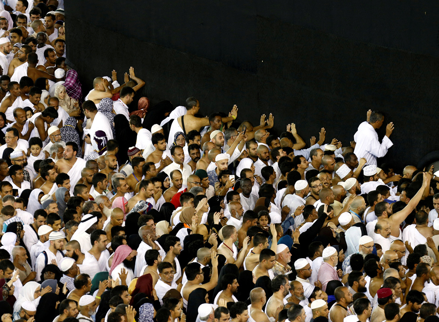 Мусульмане собираются вокруг Каабы внутри мечети во время священного месяца Рамадан в Мекке, Саудовская Аравия, 8 июня 2016 года.