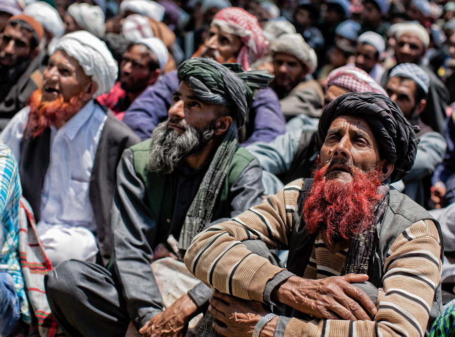 Кашмирские кочевые мусульмане преданно слушают проповеди мусульманского священнослужителя. Они собрались в лесном храме Миян, 7 июня 2016, около 44 километров к северо-востоку от Сринагара, летней столицы Индийского Кашмира, Индия.