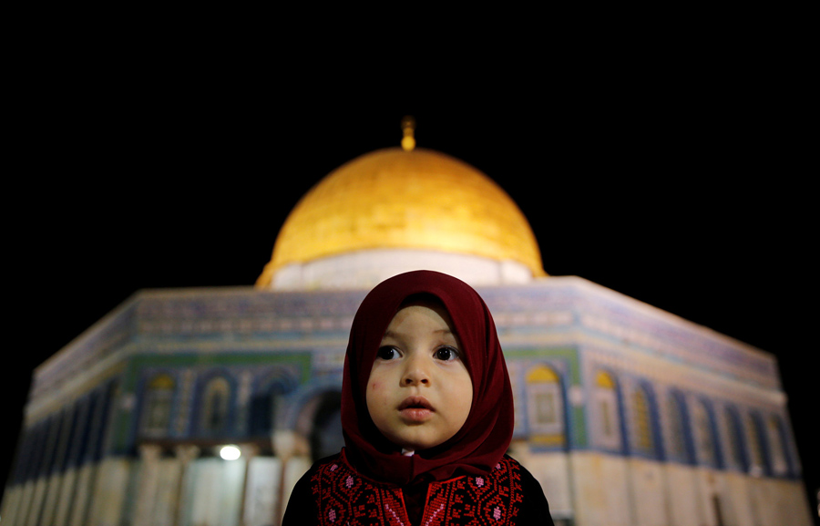 Девочка из Палестины молится перед куполом здания, 7 июня 2016 года.