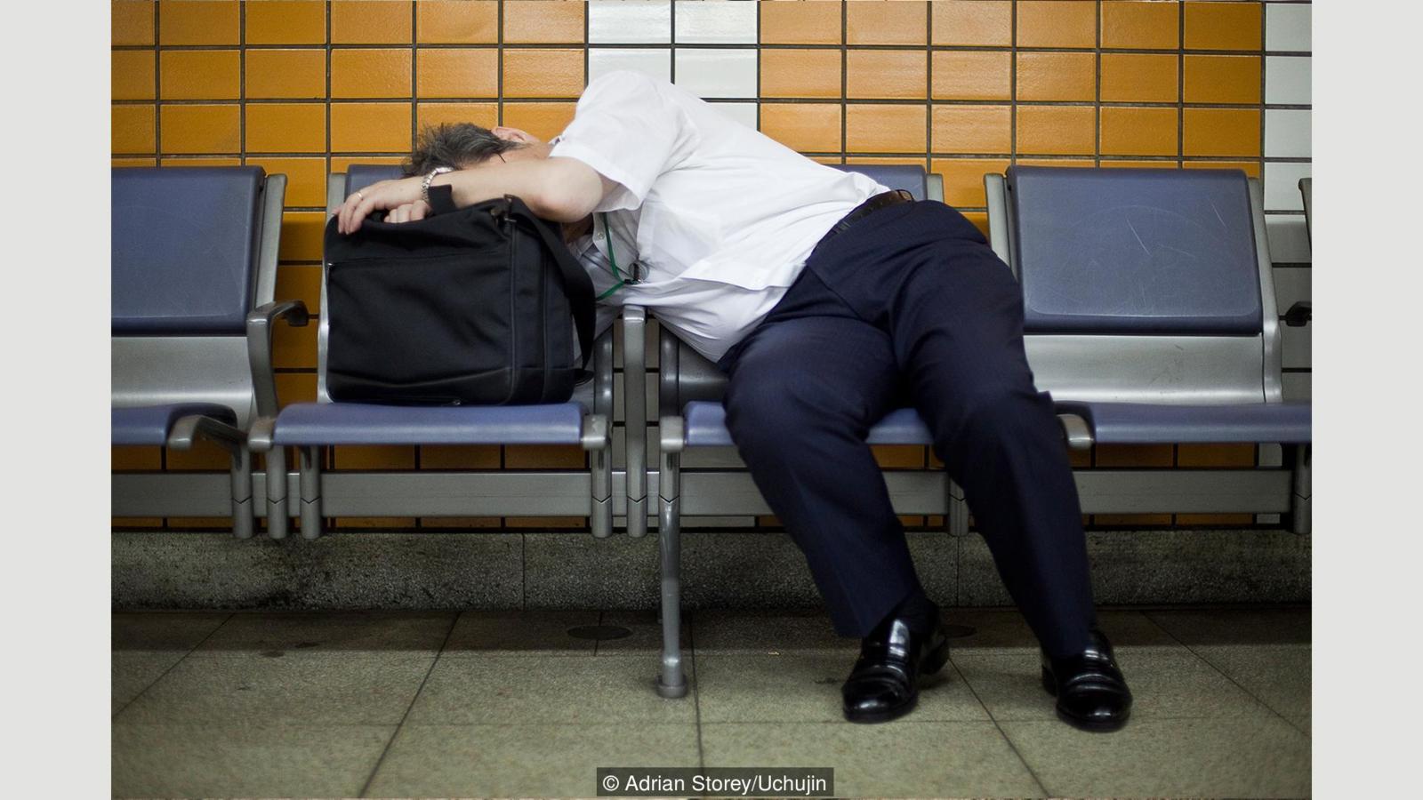 Street sleeping. Япония трудоголики. Обеденный сон.
