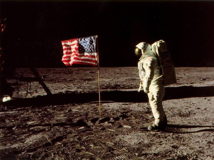 Американский космонавт на Луне
