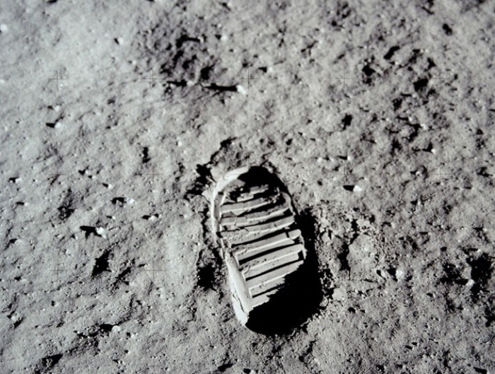 Лунная поверхность со следом астронавта