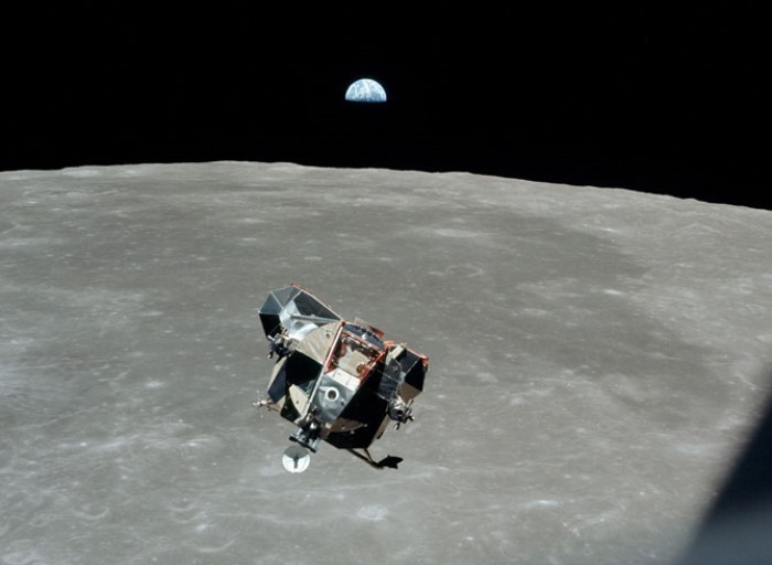 Лунный модуль оторвался от поверхности Луны