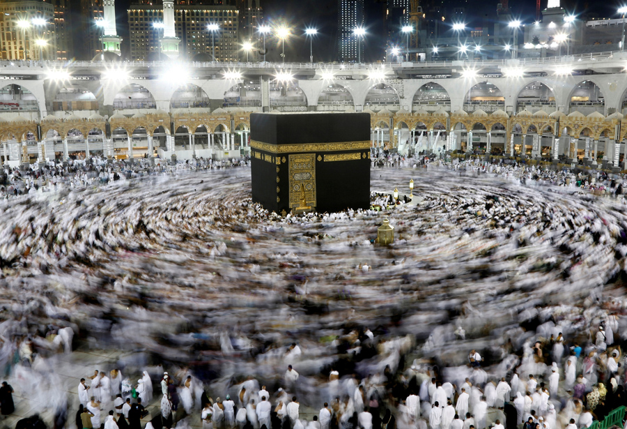 Мусульмане собираются вокруг Каабы внутри большой мечети во время священного поста Рамадан в Мекке, Саудовская Аравия, 8 июня 2016 года.