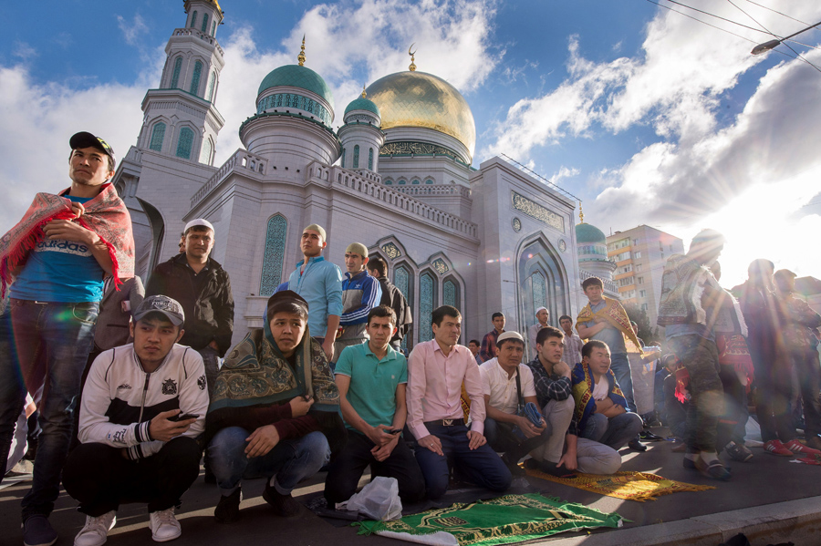Мусульмане собираются вместе, чтобы вознести молитвы у центральной мечети в Москве, 5 июля 2016 года, во время празднования Ид аль-Фитр, отмечая конец исламского священного месяца Рамадан.