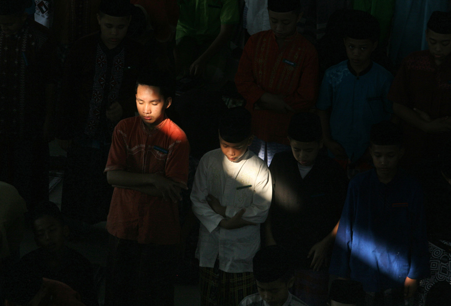 Студенты молятся в первый день священного месяца Рамадан в школе-интернате в Медане, Северная Суматра, Индонезия, 6 июня 2016 года.
