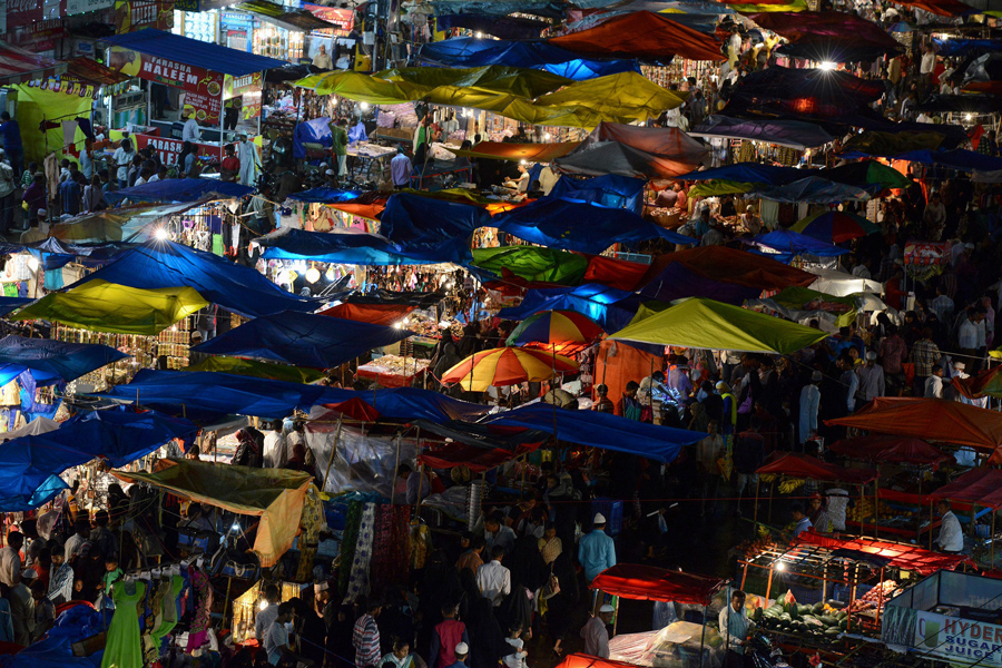Индийские мусульмане собираются на рынке в старом городе Хайдарабад, 5-го июля 2016 года.