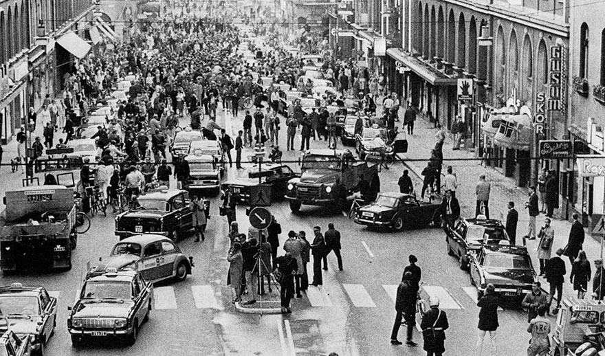 Первое утро в Швеции после изменения езды по улицам с левой стороны на правую, 1967г.