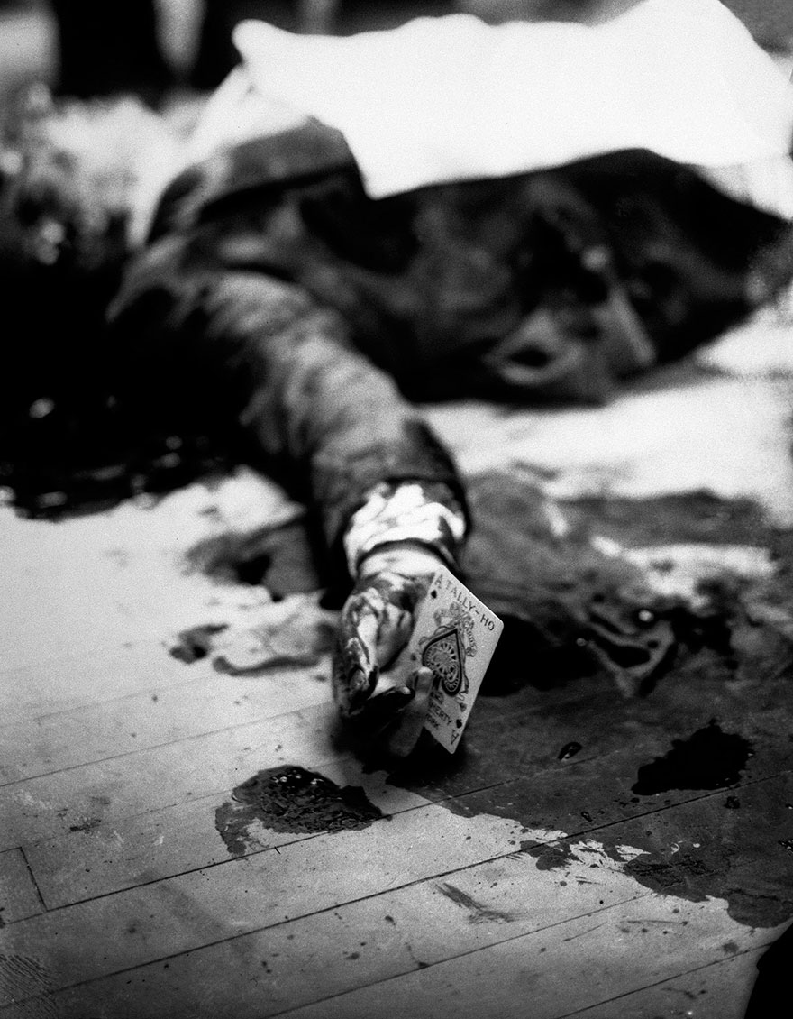 Босс мафии Джузеппе Массерия (Giuseppe Masseria) лежит мертвым на полу ресторана в Бруклине, 1931 г.