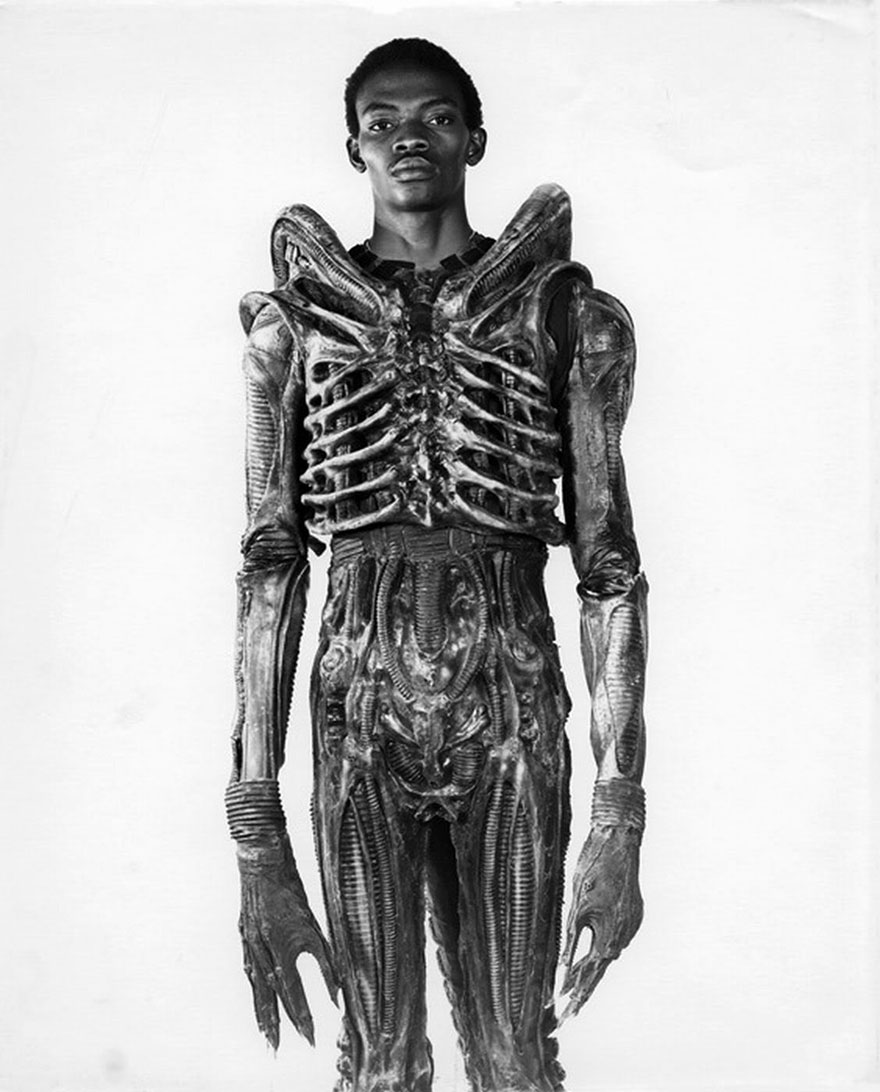 Студент из Нигерии Боладжи Бадеджо (Bolaji Badejo) ростом 210 см. Актер, одетый в костюм Чужого, 1978 г.