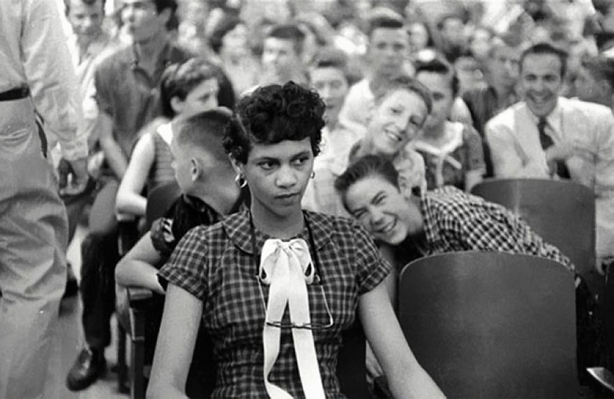 Первая черная девочка, которая поступила в школу для белых в Соединенных Штатах. 1957 год
