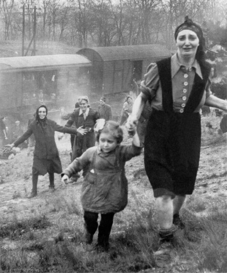Еврейские заключенные после освобождения из поезда смерти, 1945г