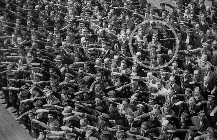 Человек в толпе отказался от участия в нацистском приветствии, 1936г