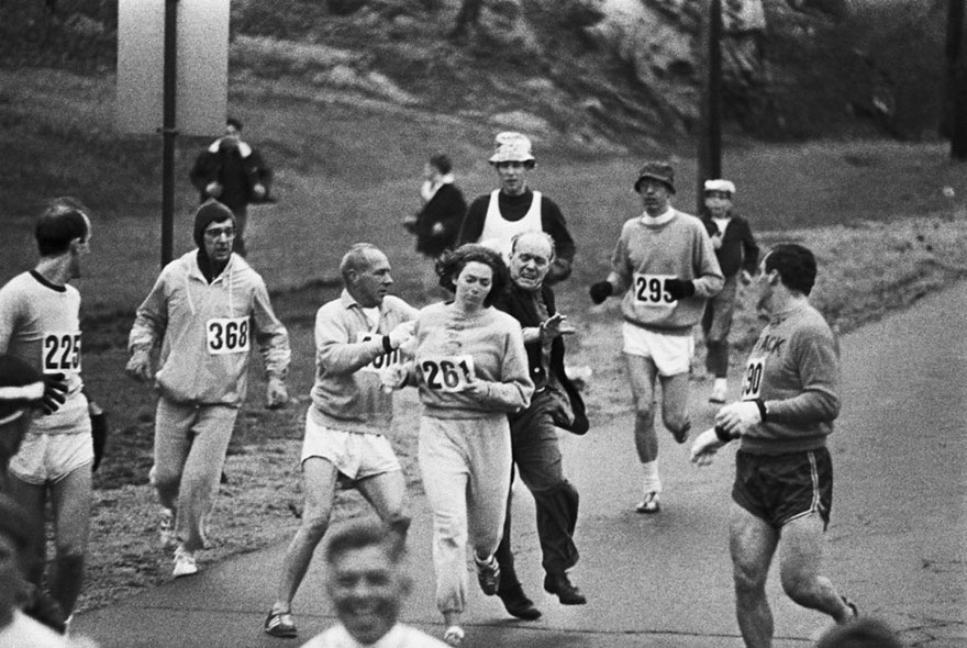 Организаторы пытаются остановить Катрин Швитцер, которая стала первой женщиной, закончившей Бостонский марафон. 1967