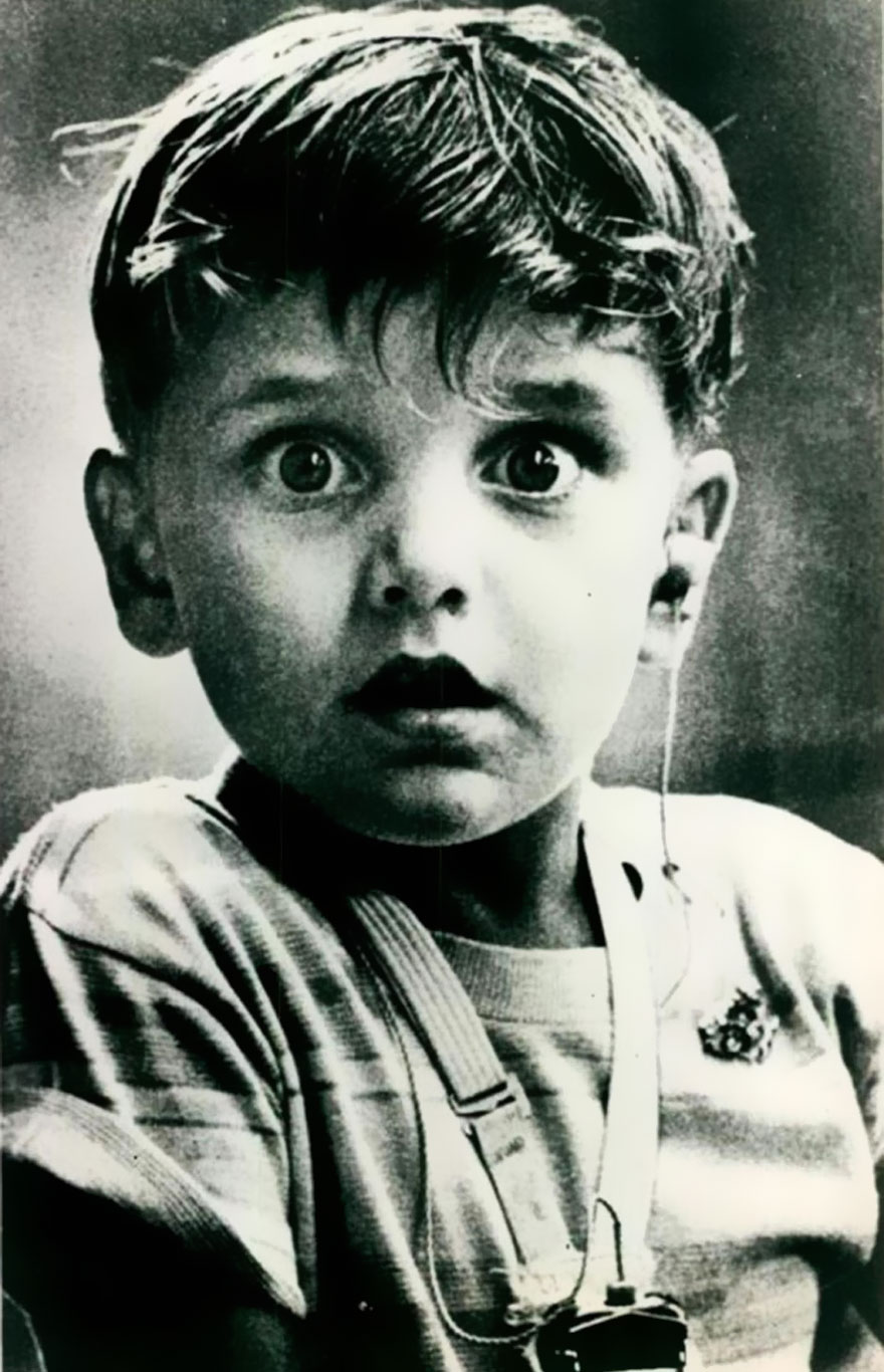 Гарольд Виттльз впервые услышал звук при помощи слухового аппарата, 1974 г