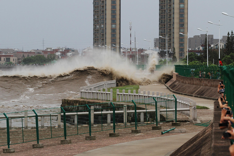 Приливная волна попадает в китайский банк, 22 августа 2013 г.