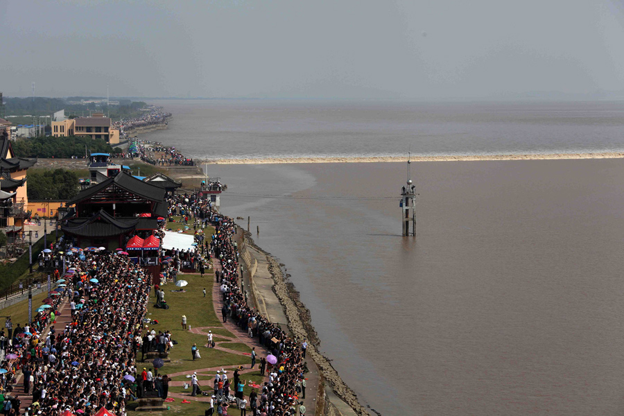 Более 660,000 зрителей выстраиваются в северном берегу реки Цяньтан, чтобы следить за ежегодным чудо приливом, 3 октября 2012 года.