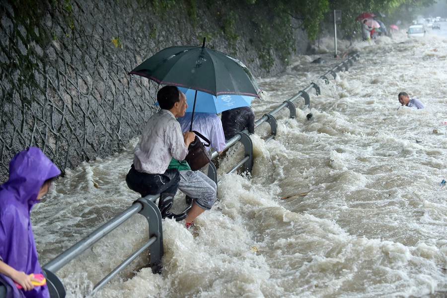 Народ охвачен огромными волнами принесенными тайфуном «Дуцзюань» (Dujuan) на реке Цяньтан, 29 сентября 2015 года.