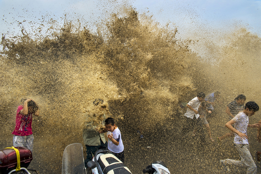 Зрители убегают от приливной волны, 25 августа 2013 г. 