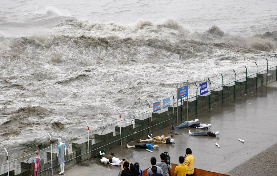Манекены повалены приливом вдоль берегов реки Цяньтан в Ханчжоу, 25 сентября 2010. Манекены выступают в качестве предупреждения, чтобы туристы знали о приливах и отливах. 