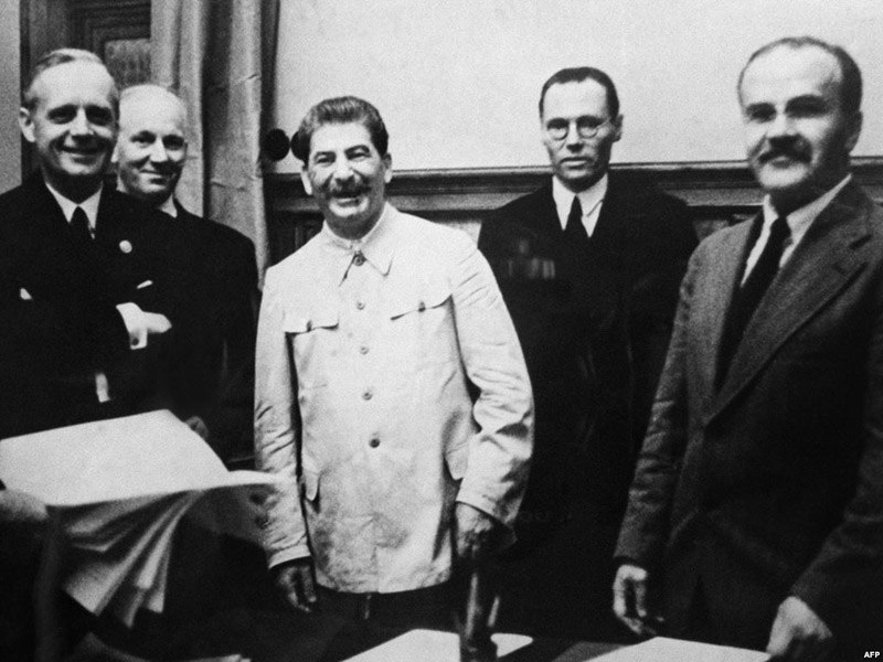 Подписанный пакт о ненападении Молотова-Риббентропа, заключенный в Москве 23 августа 1939 года.