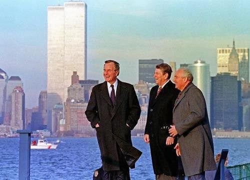 Джордж Буш старший, Рональд Рейган и МихаилГорбачёв на Манхэттене. США, 1988 год.