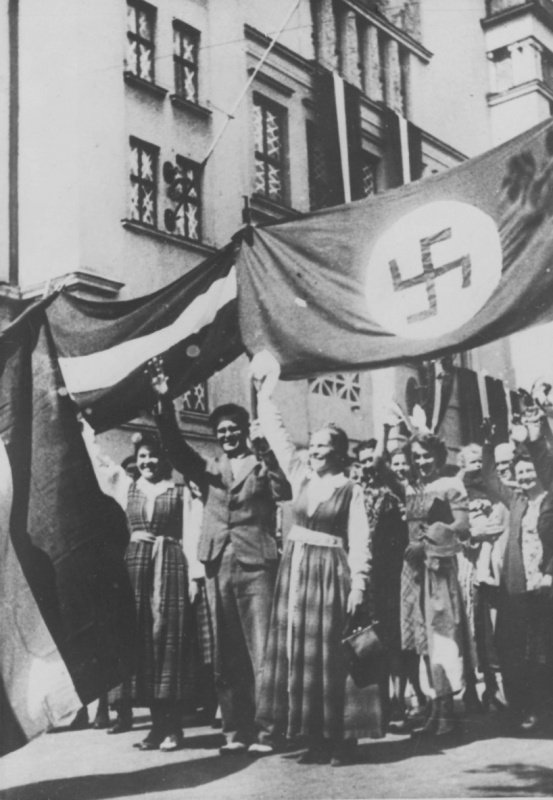 Рига приветствует гитлеровские войска, Латвия, 1941 год.
