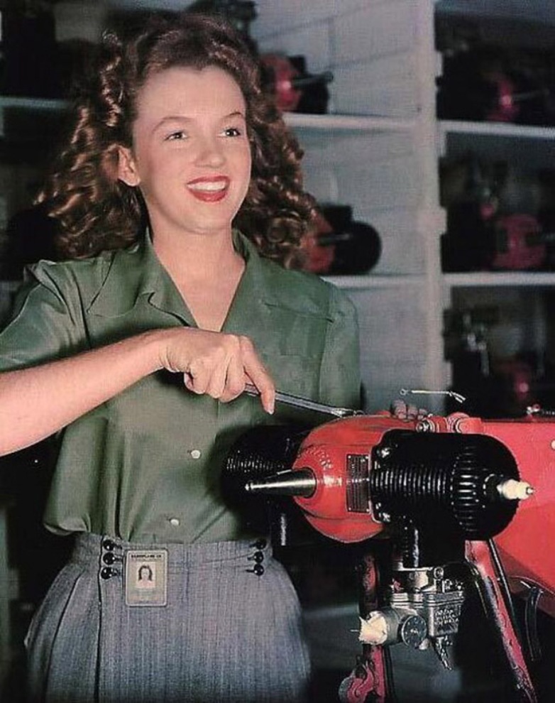 Работница фабрики “Van Nuys CA” Норма Джин Бейкер, которая позже станет известна всем как Мэрилин Монро.