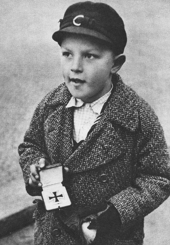 Немецкий мальчик хочет поменять Железный крест своего отца на еду, Берлин, 1945 год.