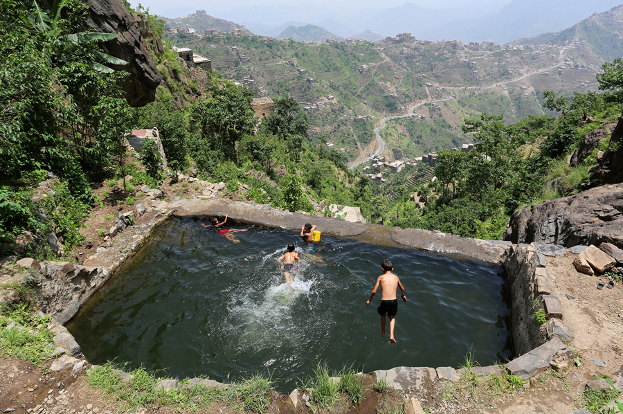 Дети плавают в пруду в йеменских горах, 2 июня 2016 года.