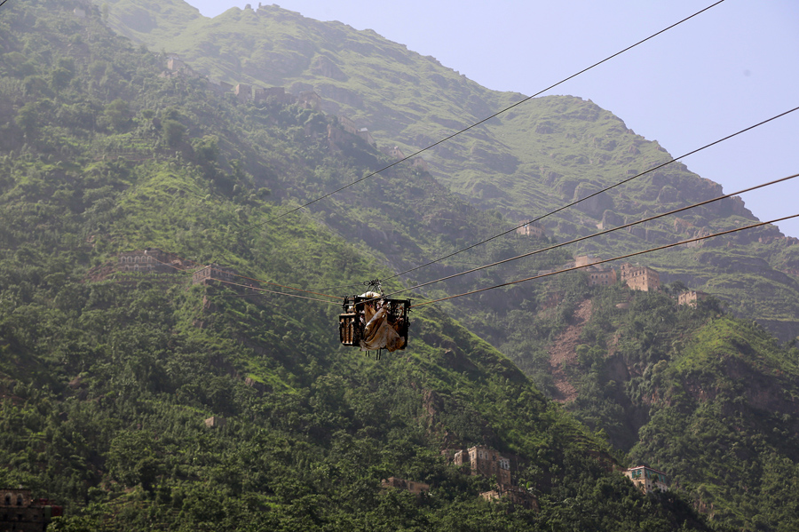 Канатная дорога с продовольствием поднимается на гору Dhalamlam, 20 мая 2016 года.