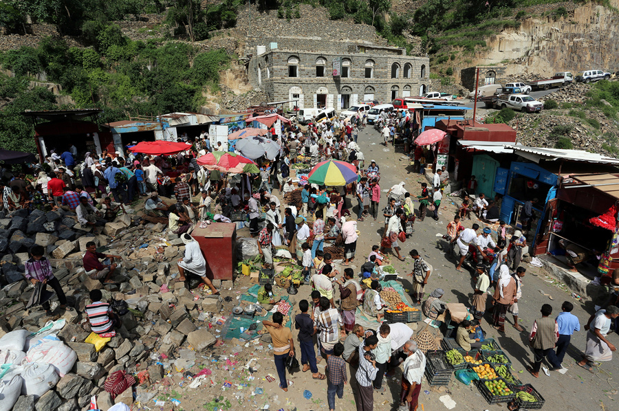 Люди на рынке в горах Йемена, 3 июня 2016 года.