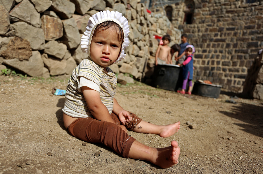 Девочка сидит на земле, Йемен, 1 июня 2016 года.