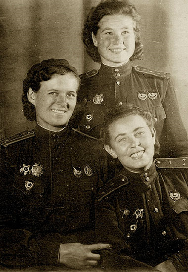 Девушки-офицеры 46-го гвардейского Таманского ночного бомбардировочного авиационного полка 