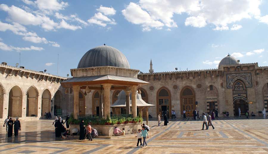 6 октября 2010 года посещают мечеть Омейядов Алеппо.