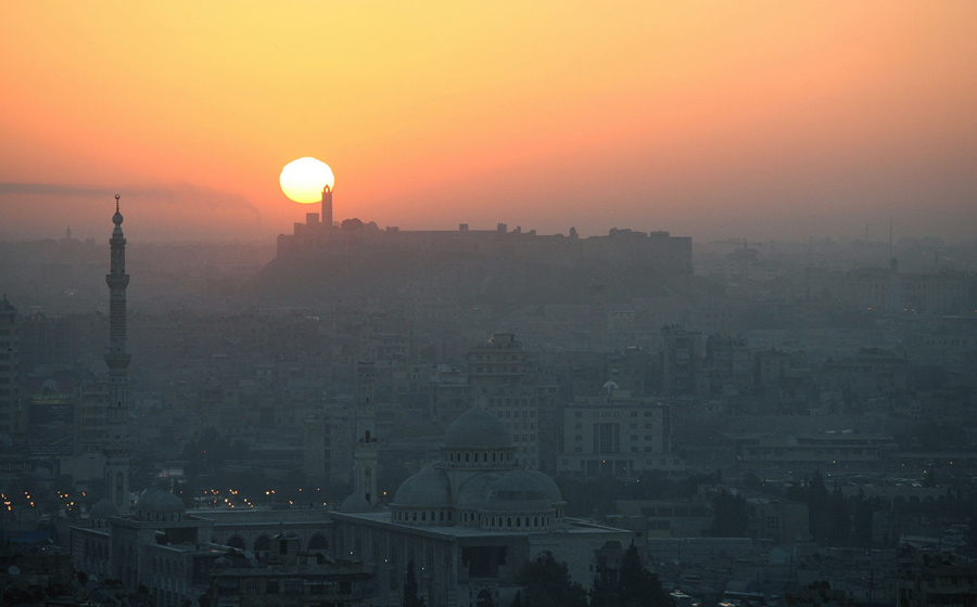 7 марта 2006 года, солнце встает над Алеппо, наряду с Дамаском и Сане, является одним из трех самых старых населенных городов Сирии.