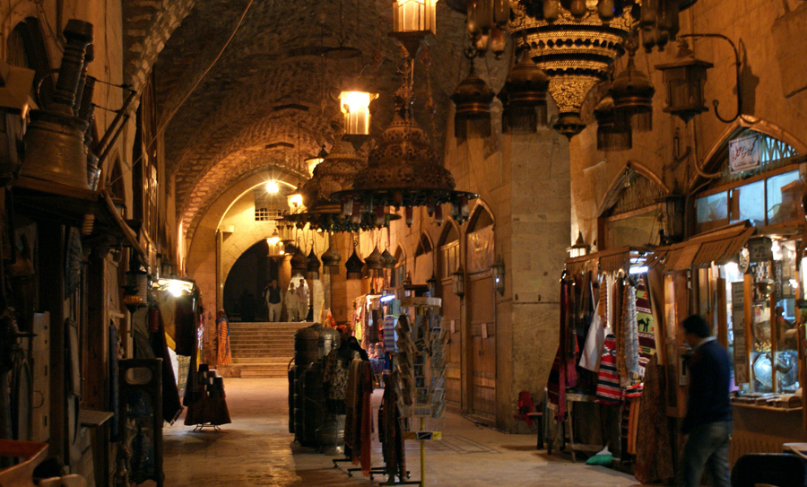 Люди внутри рынка Khan al-Shounah в Старом городе Алеппо, 11 декабря 2009 года.