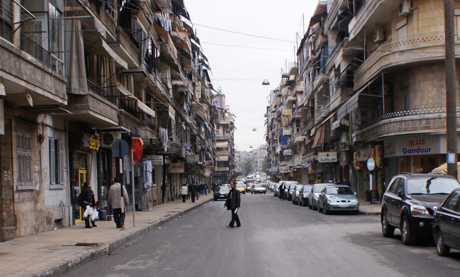 Человек пересекает улицу в Алеппо, 12 декабря 2009 года.