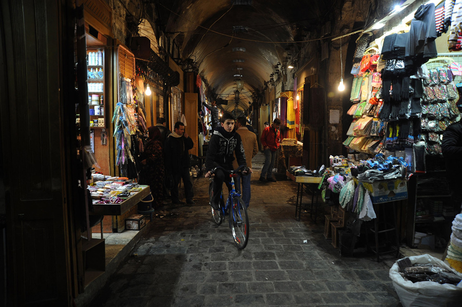 Аль-Мадина, крупнейший крытый рынок в мире, в Старом городе Алеппо приблизительной длиной 13 километров, 5 января 2011 года.