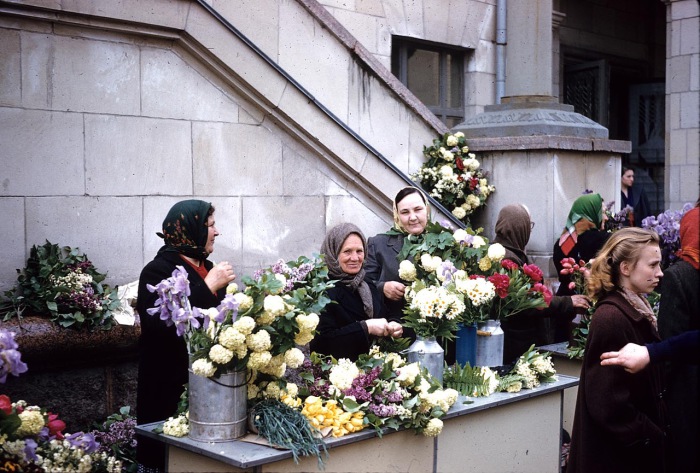 Женщины продают цветы на улице в Киеве