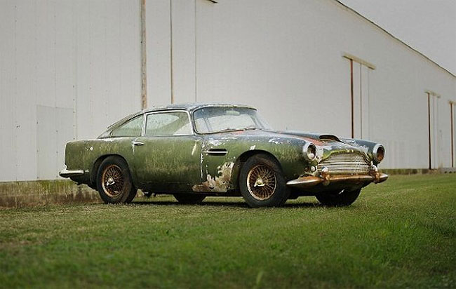 Заброшенные в лесу Aston Martin выставили на аукцион