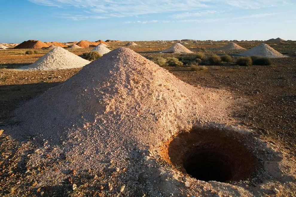 Тысячи людей живут под землей в австралийской пустыне